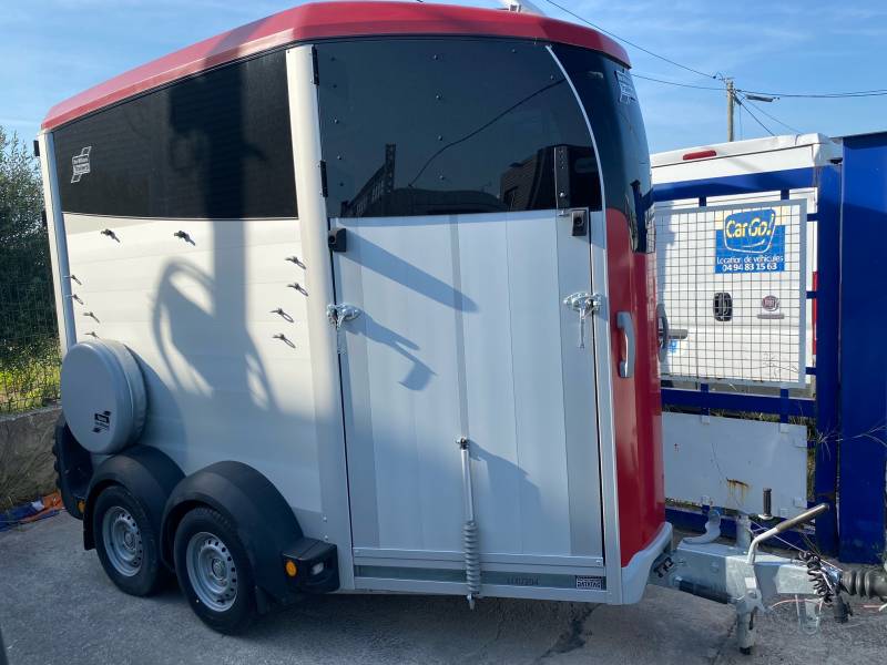 Louer un Van pour transporter vos chevaux à Puget-sur-Argens dans le Var